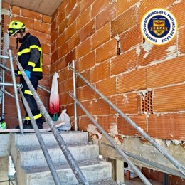 Bomberos en un edificio en obras que ha dejado dos heridos tras derrumbe de un muro.