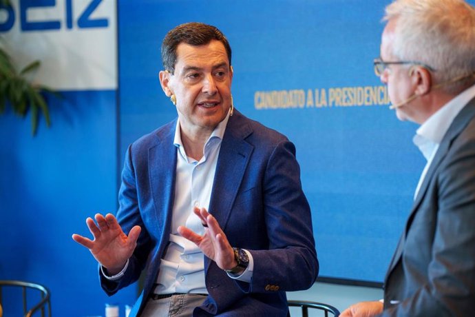 El presidente de la Junta de Andalucía, Juanma Moreno, interviene en un foro informativo organizado por la Cadena SER en Sevilla.