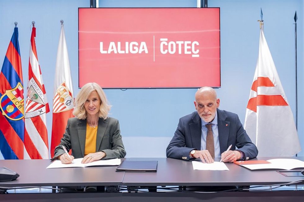 (De Izq A Dcha) La Presidenta De Cotec, Cristina Garmendia, Y El Presidente De Laliga, Javier Tebas, Firman Un Acuerdo De Colaboración.