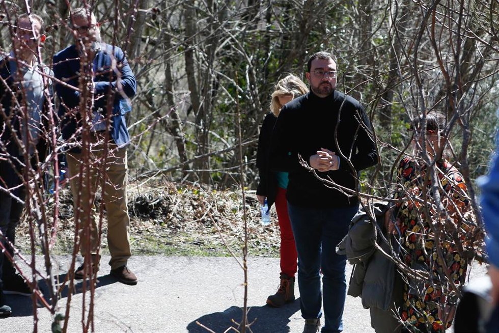 Archivo - El presidente del Principado de Asturias, Adrián Barbón, y la delegada del Gobierno en el Principado de Asturias, Adriana Lastra,  durante las labores de búsqueda de las víctimas del accidente en la mina de Cerredo, a 31 de marzo de 2025, en Deg