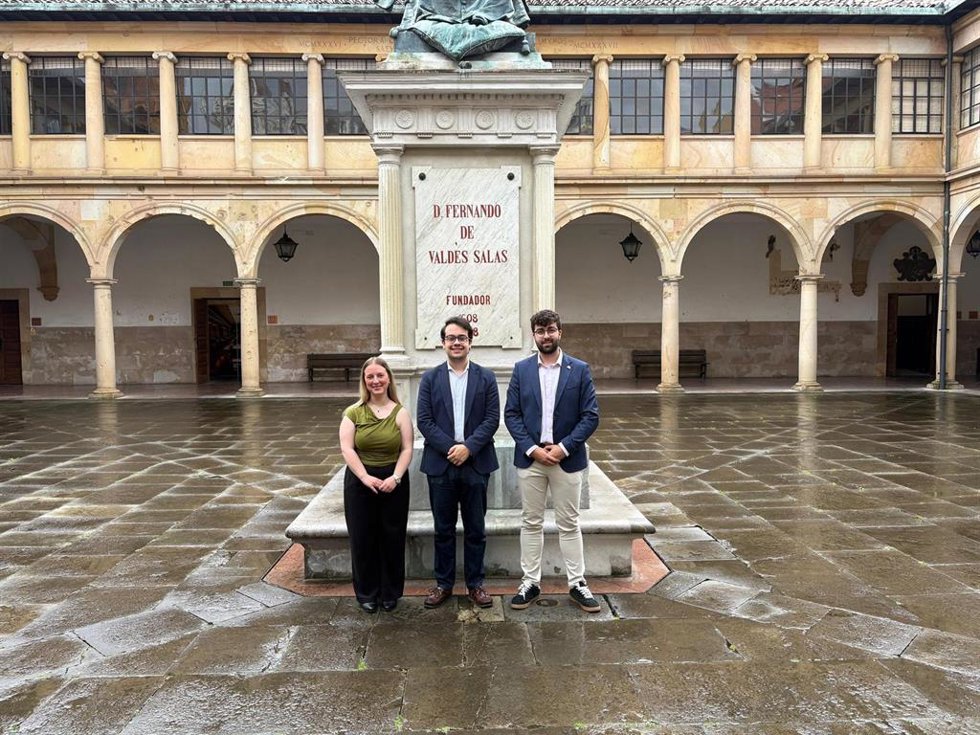 De izquierda a derecha, la secretaria, Cristina Losada Murillo; el presidente del Consejo de Estudiantes, Pelayo Alonso Buelga, y el tesorero del órgano de representación estudiantil, Iván de Paz Brasa.