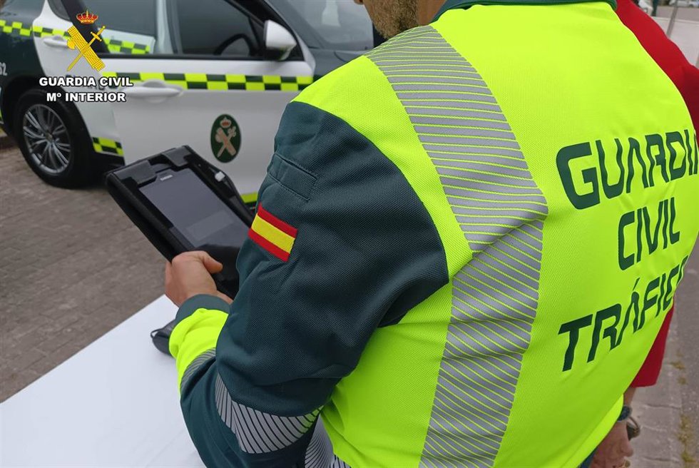 Fotografía de archivo de un control de la Agrupación de Tráfico de la Guardia Civil