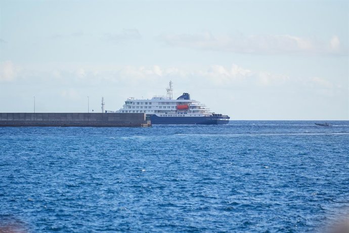 Evacuació amb llanxa de passatgers a bord del creuer MV Hondius fondejat prop del port de Granadilla, a 11 de maig del 2026, a Granadilla d'Abona, Tenerife, Illes Canàries (Espanya)