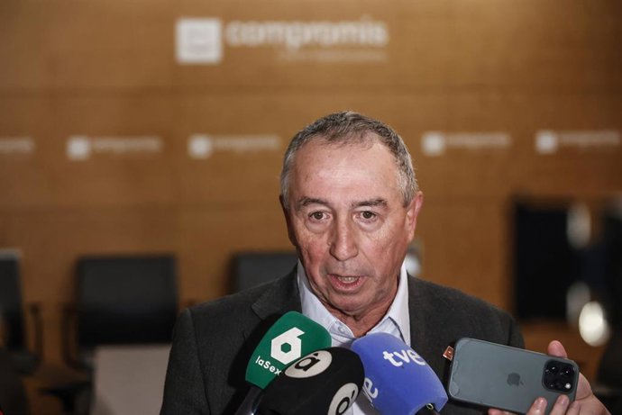 Archivo - El síndic de Compromís en Les Corts, Joan Baldoví, atiende a los medios de comunicación