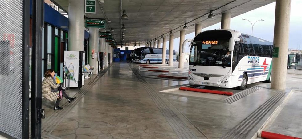 Archivo - Imagen de archivo de una estación de autobuses.