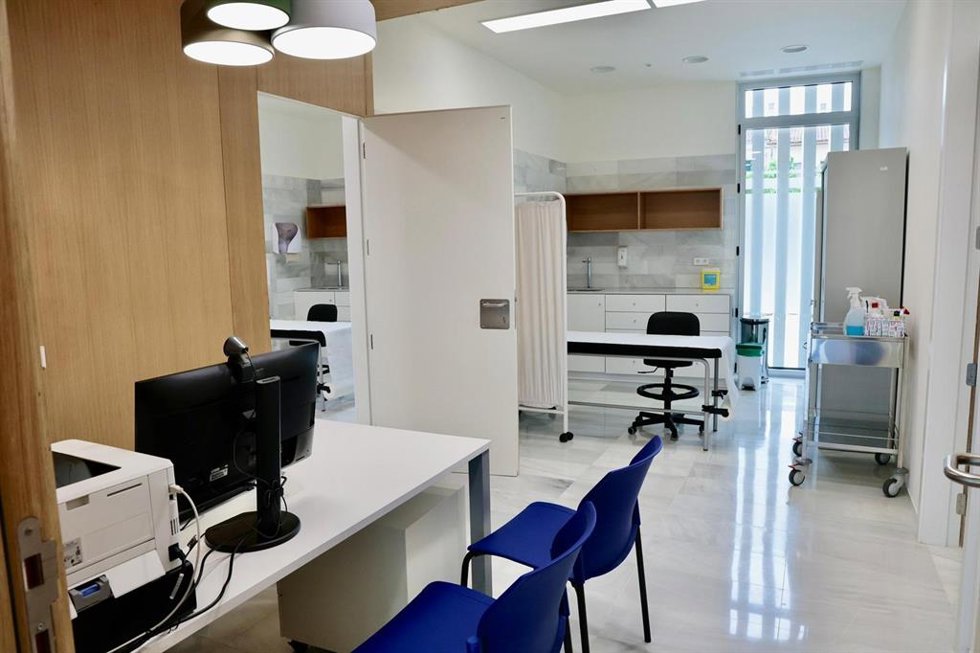Archivo - Dependencias y consultas en un centro de salud de atención primaria.
