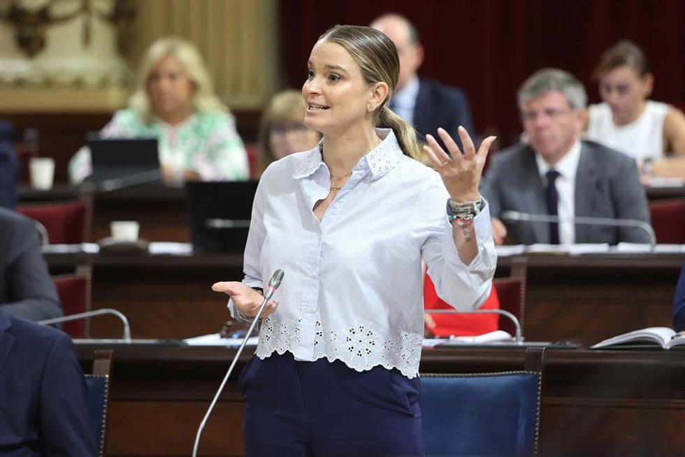 Archivo - La presidenta del Govern balear, Marga Prohens, interviene durante un pleno
