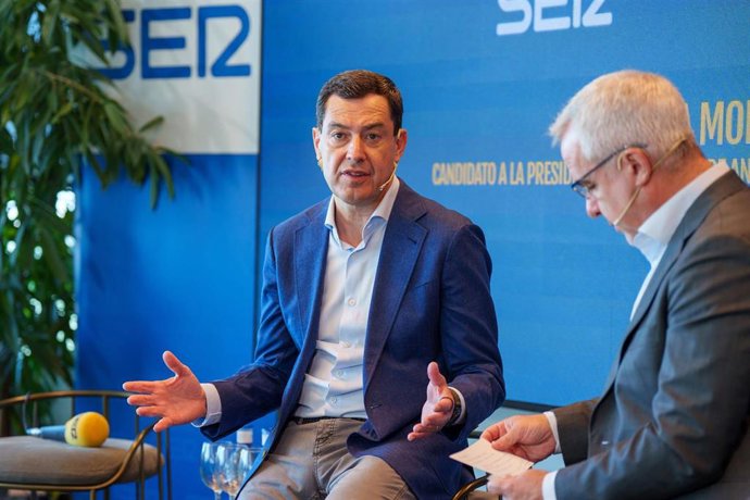 El presidente del PP-A y candidato a la reelección como presidente de la Junta de Andalucía, Juanma Moreno interviene durante el Encuentro Ser. A 12 de mayo de 2026 en Sevilla, Andalucía (España). El presidente del PP-A y candidato a la reelección como pr