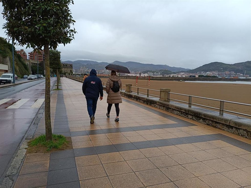 Archivo - Lluvia en la costa vasca
