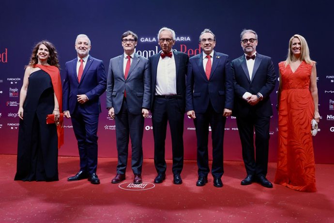 L'alcalde de Barcelona, Jaume Collboni, el president de la Generalitat, Salvador Illa, i el president del Parlament, Josep Rull, durant la 16a Gala Solidària People in Red d'aquest dilluns