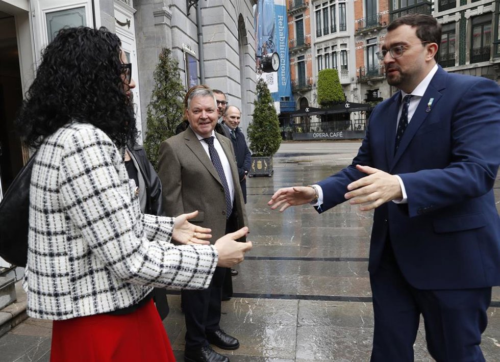 El presidente del Principado, Adrián Barbón, saluda a la consejera de Cultura, Política Llingüística y Deporte, Vanessa Gutiérrez en el Día de les Lletres Asturianes.