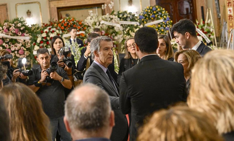 El presidente del PP, Alberto Núñez Feijóo, en la capilla ardiente del alcalde de Murcia, José Ballesta