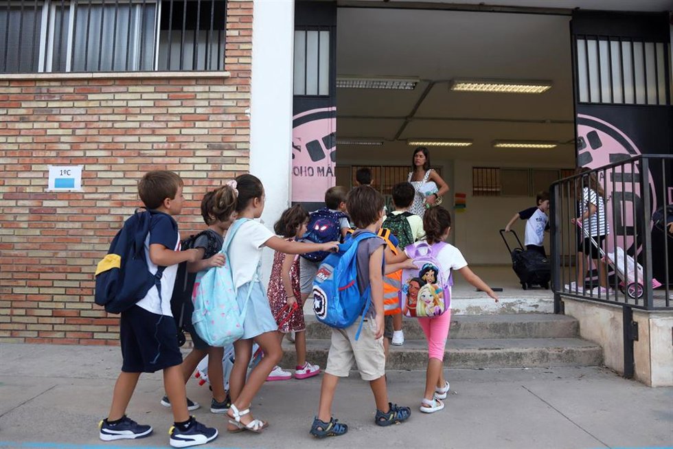Archivo - Alumnos de Infantil, Primaria y Educación Especial entran en su centro escolar.