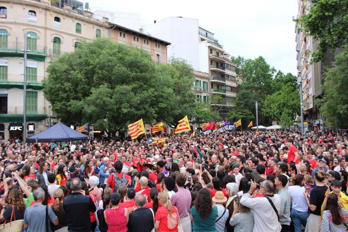 Acto central de finalización del Correllengua Agermanat 2026 en la plaza de España de Palma.