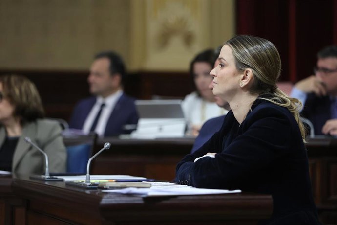 Archivo - La presidenta del Govern de Baleares, Marga Prohens, durante una sesión plenaria