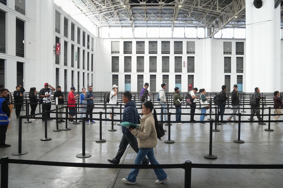 Varias personas en el pabellón 2 del recinto de Montjuïc de Fira de Barcelona, a 6 de mayo de 2026, en Barcelona, Catalunya (España).