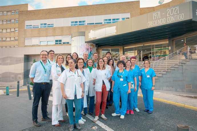 Equipo de profesionales sanitarios de Pediatría que han participado en el traslado de un bebé a un hospital de Londres para un trasplante de timo, a las puertas del Infantil del Virgen de Rocío.