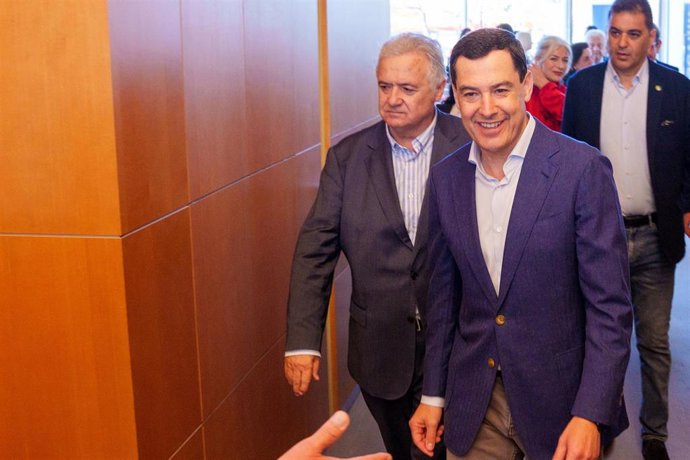 El presidente del PP-A y candidato a la reelección como presidente de la Junta de Andalucía, Juanma Moreno (d), junto al director general de Cadena Ser en Andalucía, Antonio Yélamo (i) interviene durante el Encuentro Ser. A 12 de mayo de 2026 en Sevilla, 