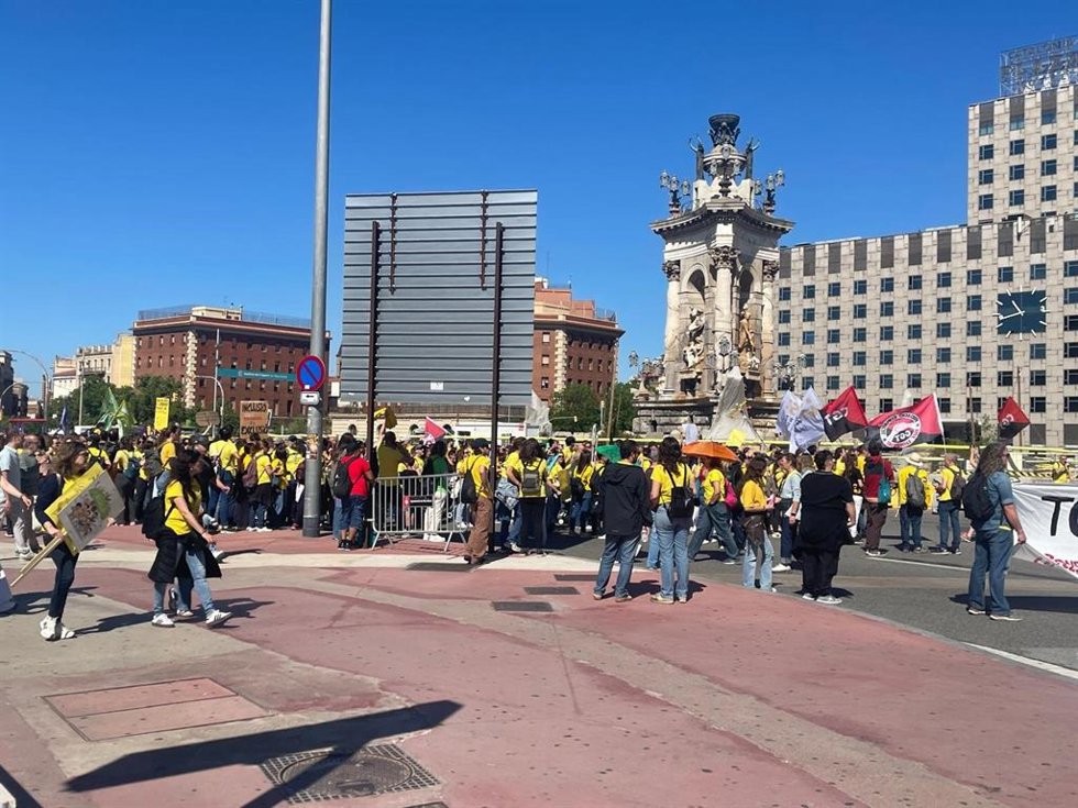 Docentes en la plaza Espanya de Barcelona