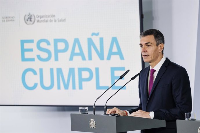 El presidente del Gobierno, Pedro Sánchez durante una rueda de prensa junto al director general de la Organización Mundial de la Salud (OMS), Tedros Adhanom, en el Palacio de la Moncloa, a 12 de mayo de 2026, en Madrid (España). El encuentro tiene el obje