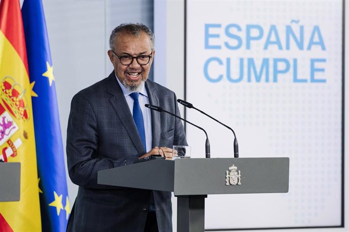 El director general de la Organización Mundial de la Salud (OMS), Tedros Adhanom, durante una rueda de prensa con el presidente del Gobierno, Pedro Sánchez, en el Palacio de la Moncloa.