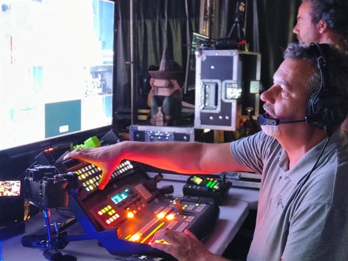 Israel Muñoz gestionando broadcasting con Stream Deck Studio