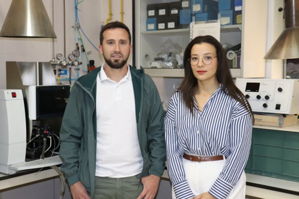 Los investigadores Antonio Sánchez Rodríguez y Sana Boubehziz.