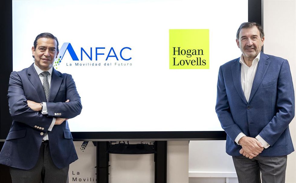 Anfac y Hogan Lovells sellan una alianza para impulsar la movilidad autónoma y el desarrollo del sector