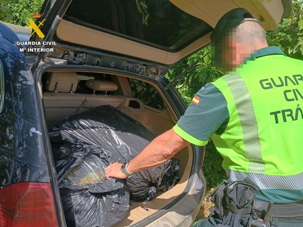 Efectivos de la Guardia Civil comprobando los estupefacientes que transportaba el conductor.