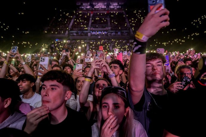 Archivo - Jóvenes disfrutan de un concierto. 