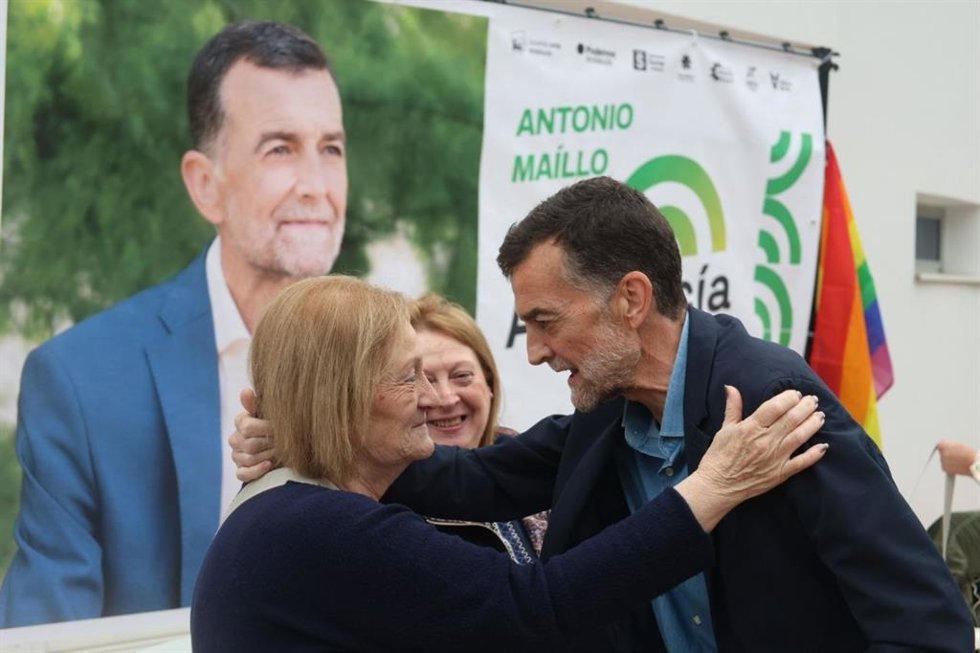 El candidato de Por Andalucía a la Presidencia de la Junta, Antonio Maíllo, junto a las hermanas García Caparrós en un acto de la campaña del 17M.