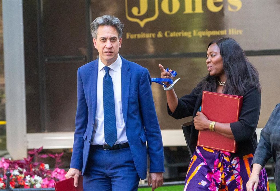 Archivo - El ministro de Energía, Ed Miliband, junto a su secretaria de Estado,  Miatta Fahnbulleh, en Downing Street.