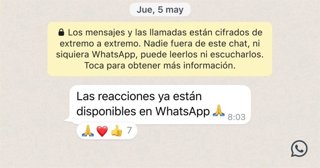 Archivo - Reacciones a los mensajes en un chat grupal de WhatsApp