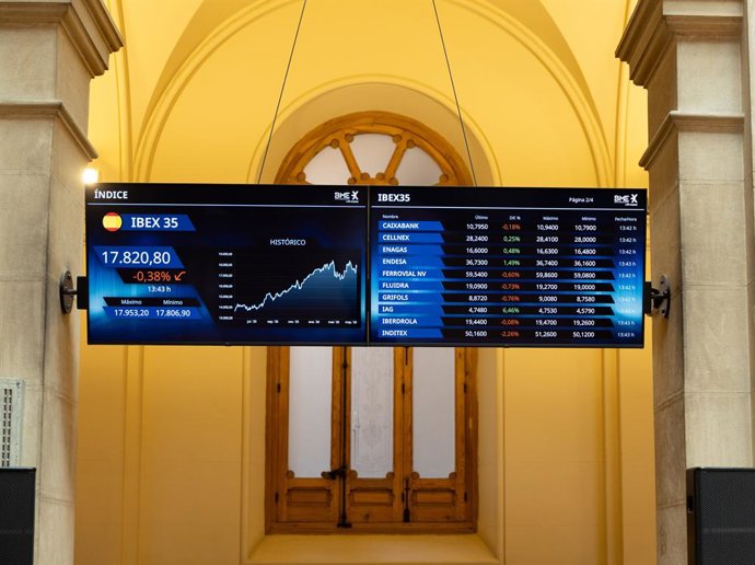 Panells informatius en el Palau de la Borsa de Madrid, a 11 de maig del 2026, a Madrid (Espanya).