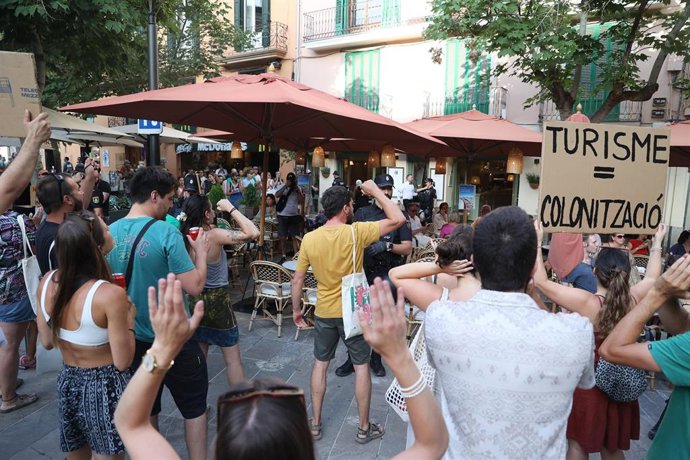 Archivo - Varias personas increpan a los turistas en los bares durante una manifestación por la vivienda en Palma.