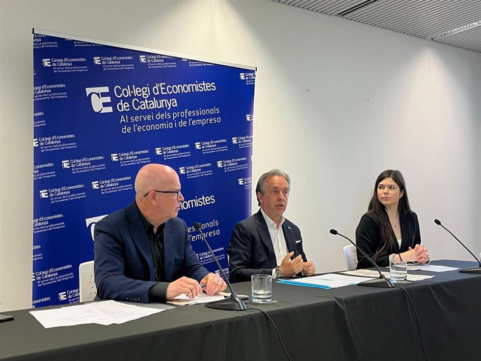 El decano del CEC, Carlos Puig de Travy, el presidente de la Comisión de Márketing, Víctor Bottini, y una estudiante de la Universitat de Girona (UdG)