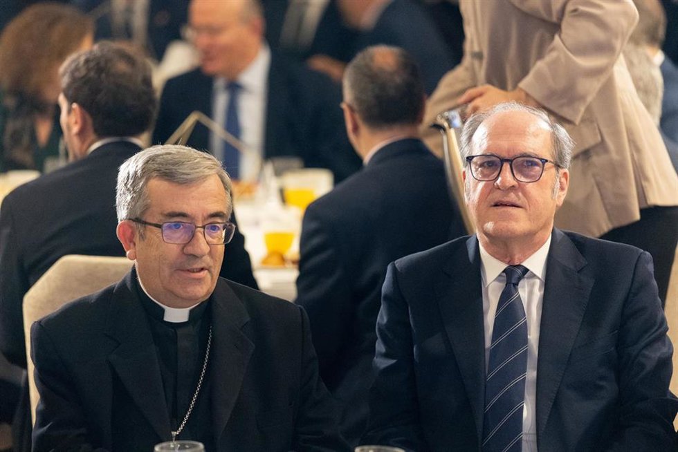 El presidente de la Conferencia Episcopal Española, Luis Javier Argüello García, y el Defensor del Pueblo, Ángel Gabilondo, durante el desayuno informativo de Nueva Economía Forum.