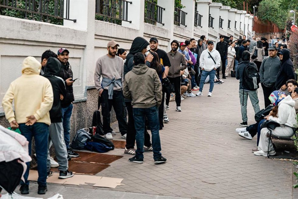 Varias personas hacen cola para conseguir el certificado de vulnerabilidad en una Oficina de Asistencia en Materia de Registro, a 22 de abril de 2026, en Madrid (España).