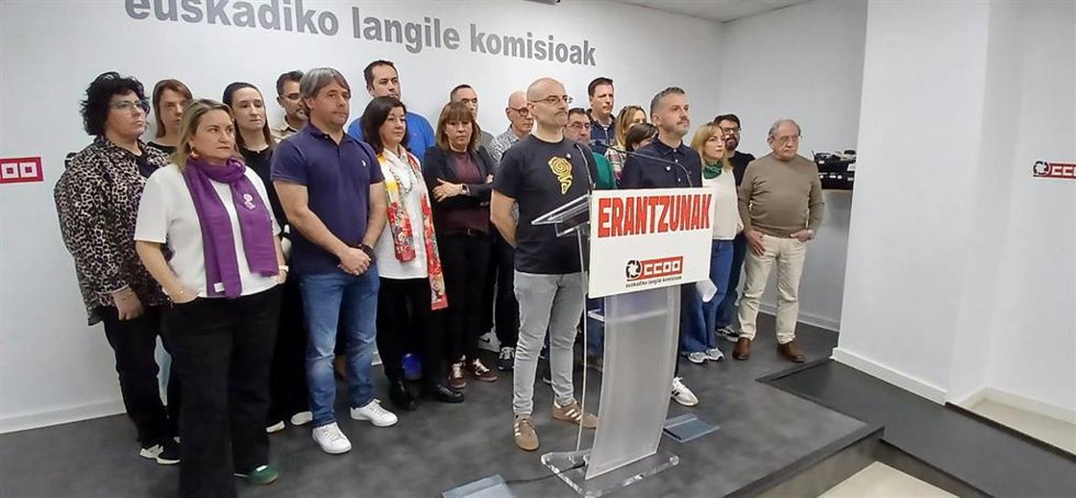 Archivo - El secretario general de CCOO Euskadi, Santiago Martínez, con el responsable de Salud Laboral y Política Lingüística del sindicato, Alfonso Ríos, en rueda de prensa en Bilbao