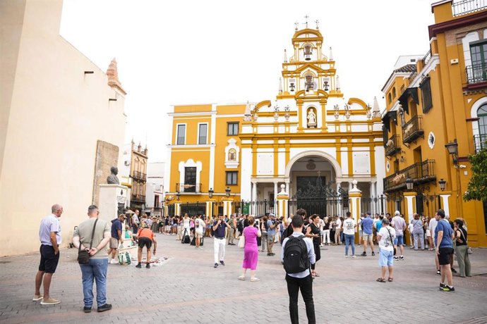 Archivo - Imágenes de la veneración de Nuestra Señora de la Esperanza Macarena tras la actuación de mantenimiento y conservación, en junio del pasado año.
