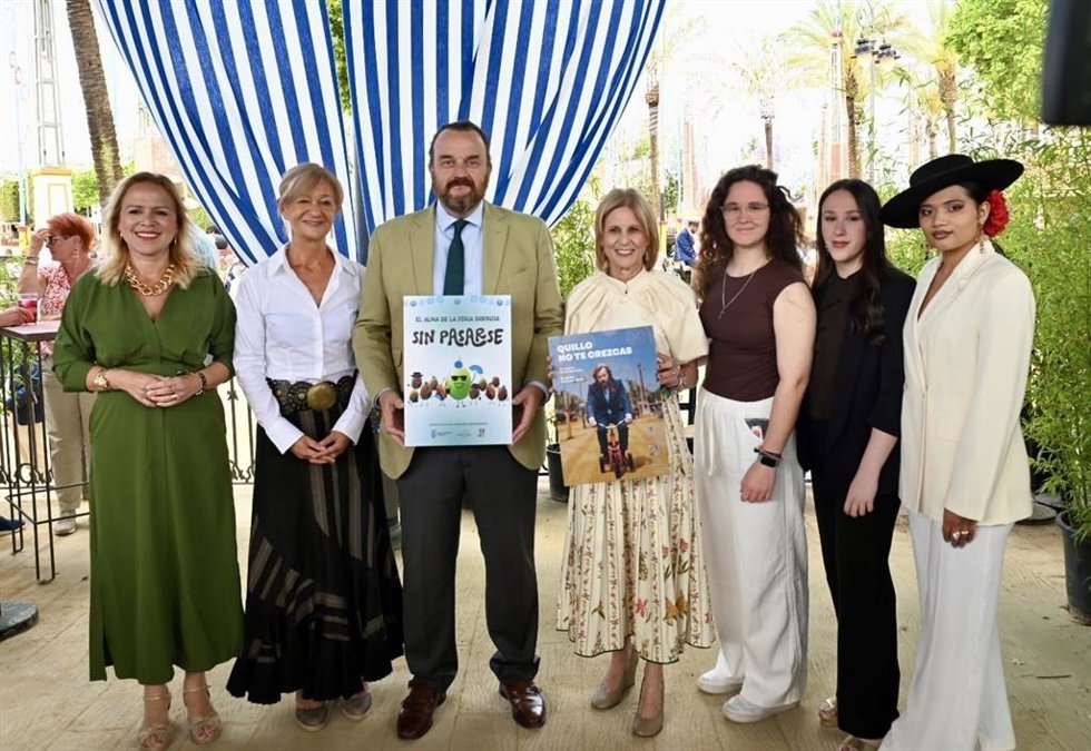 La alcaldesa de Jerez de la Frontera (Cádiz), María José García-Pelayo, y el director de Espirituosos España, Bosco Torremocha, presentando la nueva campaña de consumo responsable que está desarrollando durante la Feria del Caballo