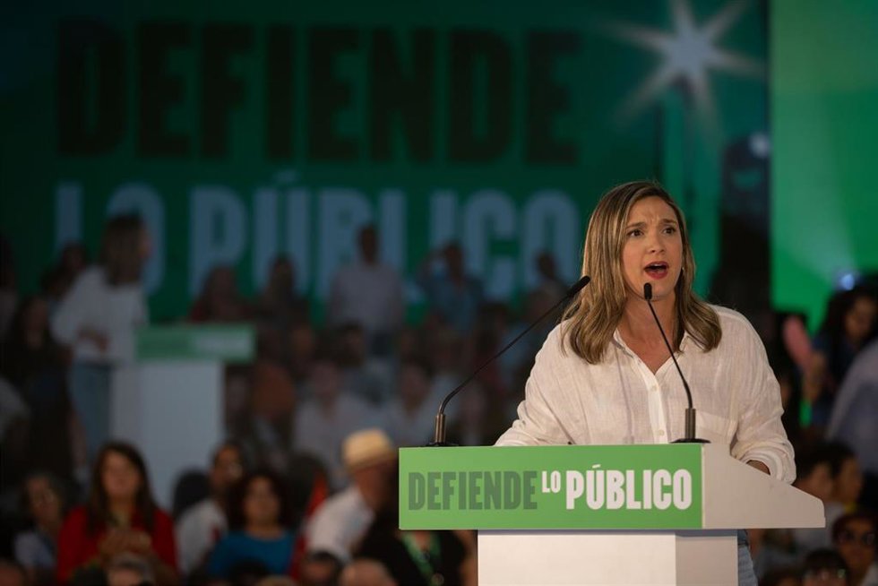 La vicesecretaria general del PSOE-A y candidata por Huelva al Parlameto, María Márquez, este domingo en el acto del PSOE-A en Gibraleón con el secretario general del PSOE y presidente del Gobierno, Pedro Sánchez. (Foto de archivo).
