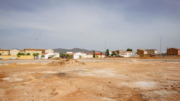 Solar municipal en La Roda de Andalucía donde se levantará una promoción de 16 viviendas a precio asequible tras el acuerdo entre Sevilla Activa y el Consistorio.
