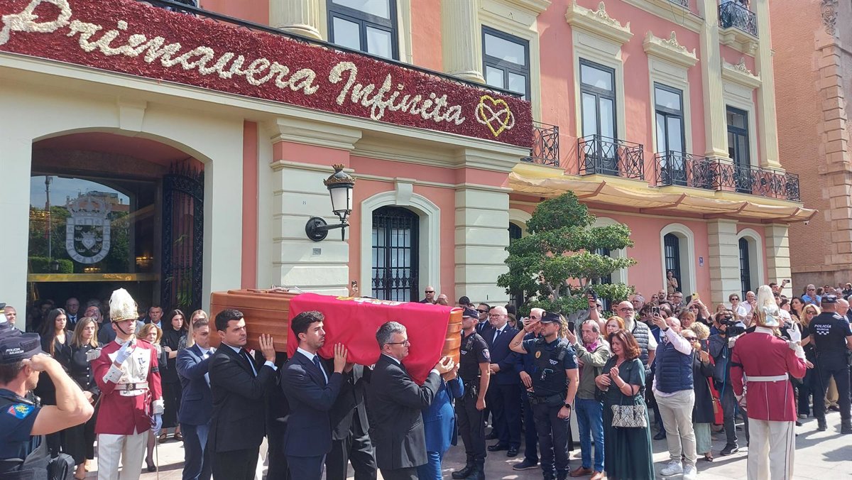 Tambores del Amparo y cantos de auroros para despedir al alcalde de Murcia