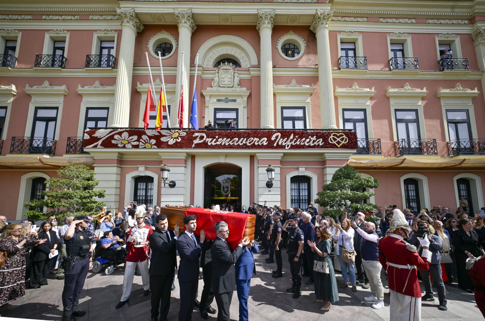 Varias personas portan el féretro durante el funeral por el alcalde de Murcia, José Ballesta, en la Catedral de Murcia, a 12 de mayo de 2026, en Murcia, Región de Murcia (España).