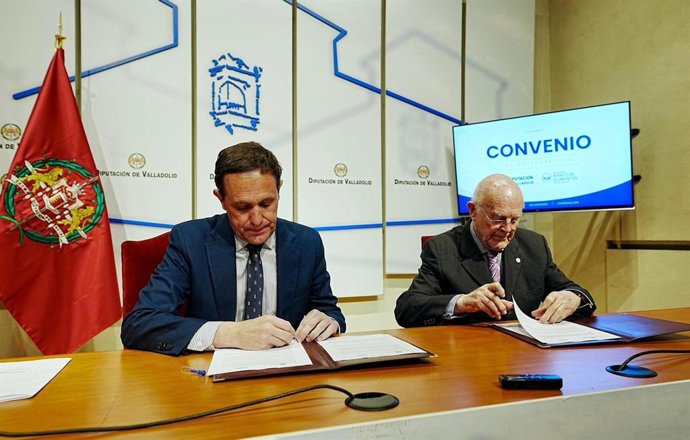 El presidente de la Diputación de Valladolid, Conrado Íscar, y el presidente de la Fundación Banco de Alimentos de Valladolid, Jesús Mediavilla, firman el convenio de colaboración.