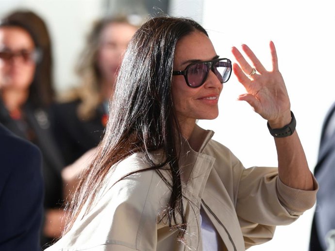 Demi Moore inaugura el Festival de Cannes 2026 con la chaqueta estilo globo que confirma la gran tendencia del año
