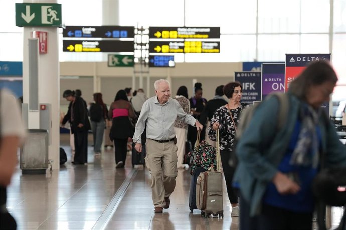 Archivo - Viajeros en la T1 del Aeropuerto de Barcelona, en una imagen de archivo