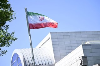 Archivo - FILED - 22 June 2025, Berlin: The Iranian flag flies in front of the Embassy of the Islamic Republic of Iran in Berlin. Iran has signalled that it is considering halting the enrichment of uranium altogether, indicating a potential shift in Tehra