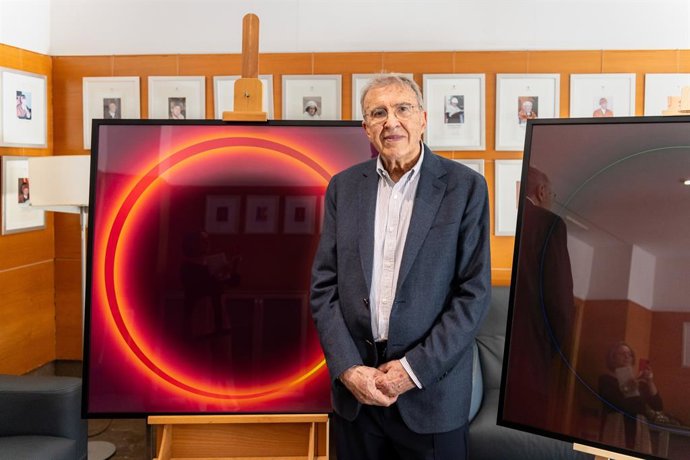 El artista José María yturralde con una de las obras donadas